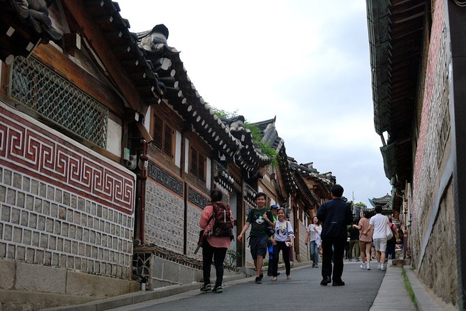8 Hours Private tour with top attractions in Seoul - The Blue House pass-by and the move to Insadong