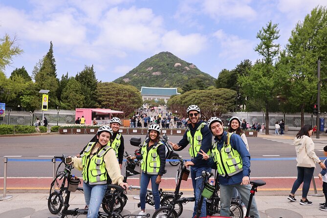 Afternoon E-bike tour and "Happy Hour" food and drinks - Ikseon-dong, where old housing meets new Seoul