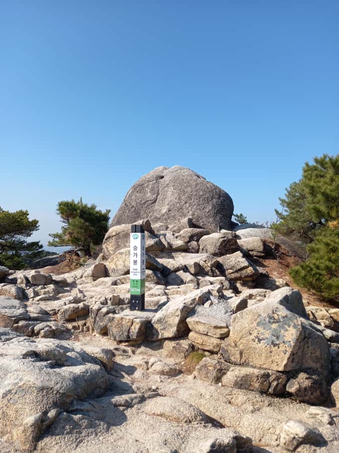 Bukhansan mountain hiking tour - 6 hours - Bibong Peak and Samobawi Rock