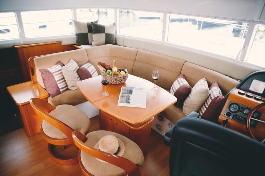 Busan: Group Sightseeing Yacht Cruise with Snacks and Drinks - Photos without the awkward phone handoff