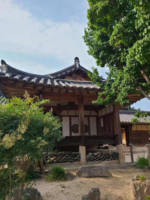 Busan: Gyeongju UNESCO Legacy Tour with National Museum - What the guides add to the experience