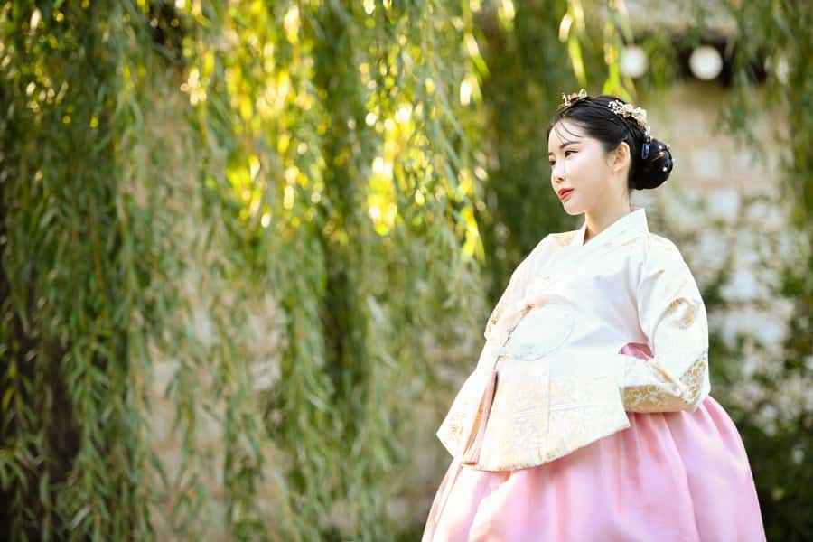 Changdeokgung Hanbok Experience at hanboknam - Picking a Style From More Than 500 Hanboks