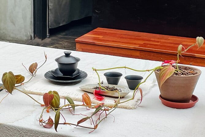 Contemporary & Retro Seoul Private Tour with Local Food Tasting - Starting beneath the curves of DDP
