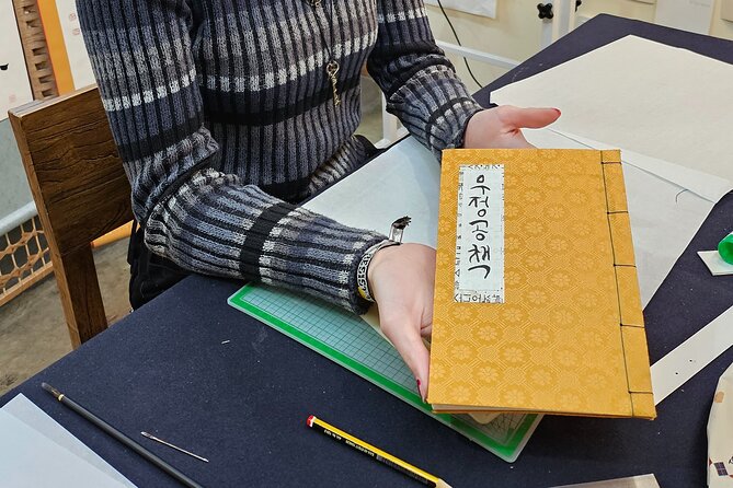 Create a Handmade Traditional Korean Notebook in Insadong - Choosing thread color and building a personal cover