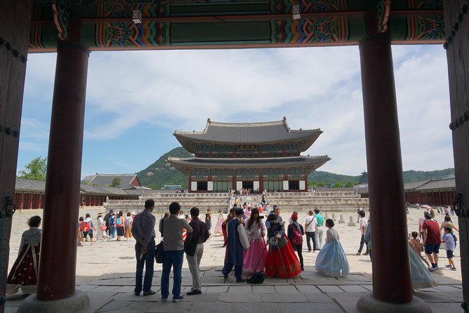 Customized Private Seoul tour: Palace, Market etc(Airport Option) - Views, shopping, and modern Seoul