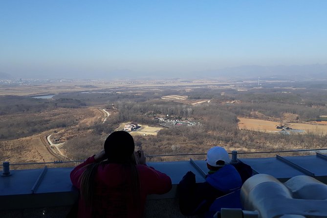 DMZ tour pick up & drop off at Incheon airport - The guide can shape the whole experience