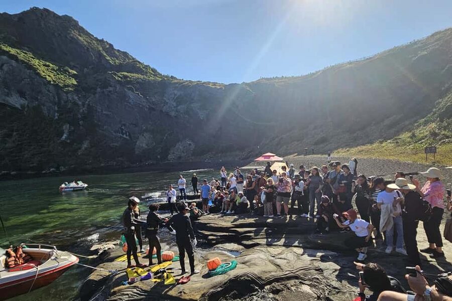 East Jeju: Day Tour with Seongsan Peak & Haenyeo Performance - Climbing Seongsan Ilchulbong, Jeju’s famous volcanic cone