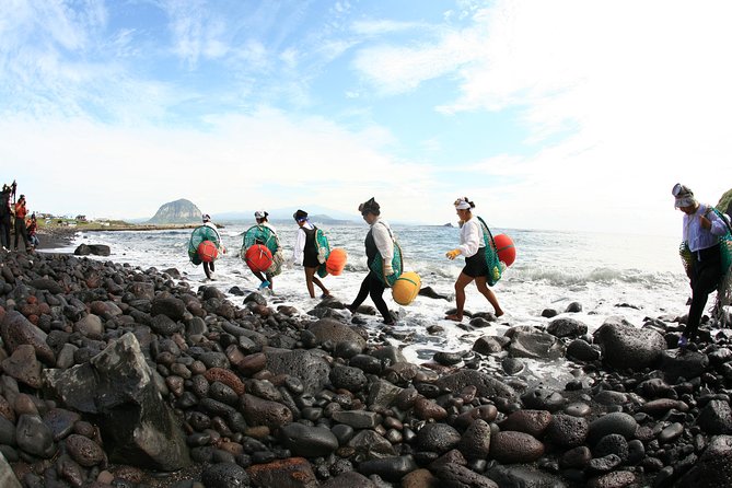 East Jeju Essentials – Seongsan Ilchulbong (UNESCO) & Haenyeo - Meeting the Haenyeo at Umutgae Coast