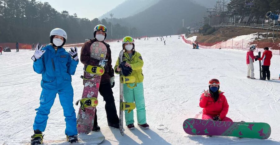 From Seoul: Yongpyong Ski Day Tour with Transportation - Arriving at Yongpyong and Getting Organized