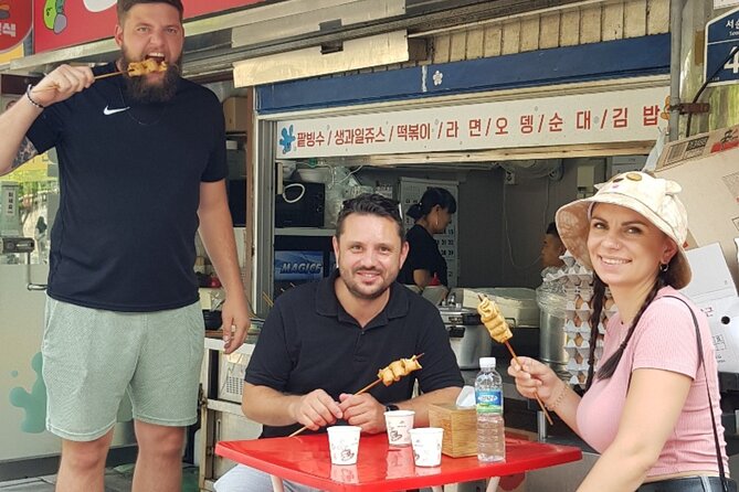 Gwangjang market Netflix Food Walking Tour with Insadong - A guide-led walk rather than a self-guided snack stop