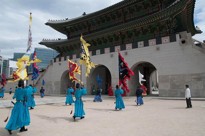 Gyeongbok Palace and Korean Folk Village Tour - The ginseng center and the shopping question