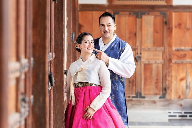 Gyeongbokgung Hanbok Photoshoot - The photo delivery after you leave