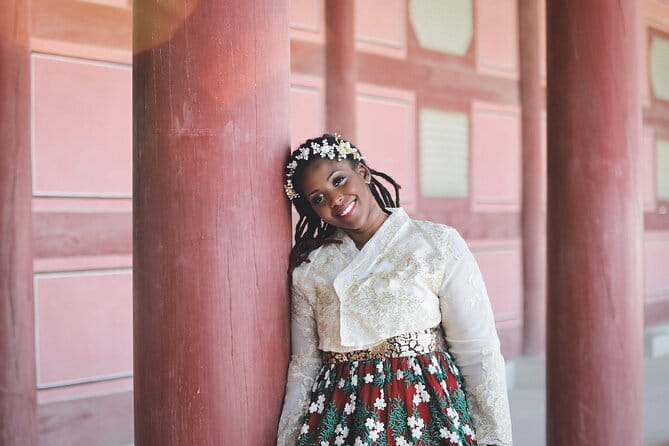 Gyeongbokgung Hanbok Photoshoot - Arranging your hanbok before the camera comes out