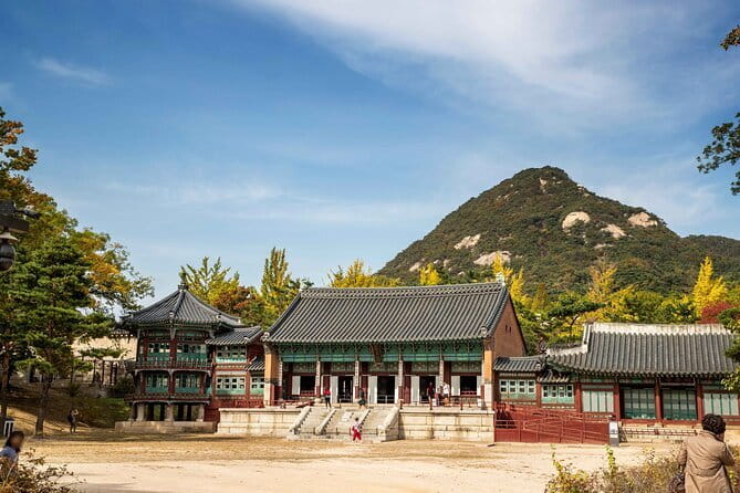 Gyeongbokgung Palace & Bukchon Village Walking Tour - Gyeongbokgung Palace and the Joseon Court
