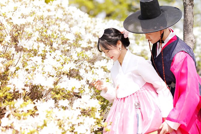 Gyeongbokgung Palace Hanbok Rental Experience in Seoul - Walking from the shop to Gyeongbokgung Palace