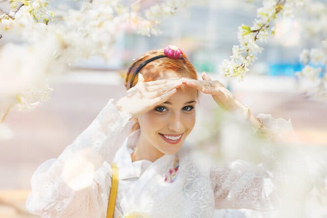 Hanbok Photoshoot and History Tour at Gyeongbokgung Palace - Gyeonghoeru supplies the calmest photo setting