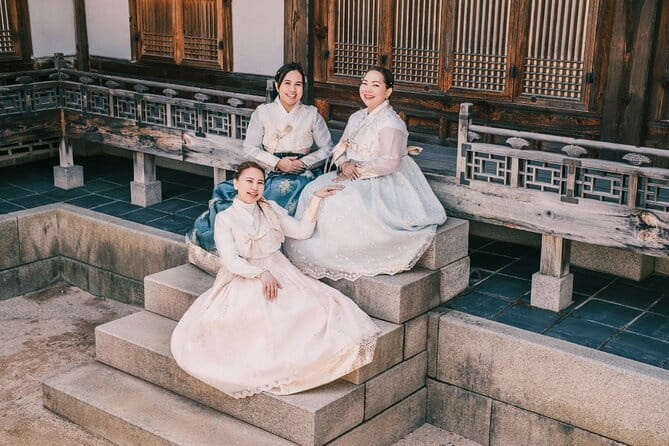 Hanbok Photoshoot and History Tour at Gyeongbokgung Palace - Timing, weather, and group size matter
