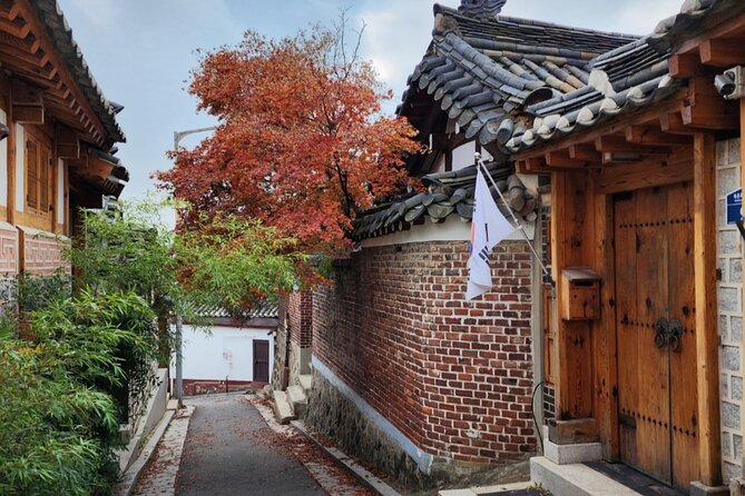 Highlights of Seoul Tour in Seoul: Deoksugung & N Seoul Tower - A short stop at the Cheongha Korea Ginseng Museum