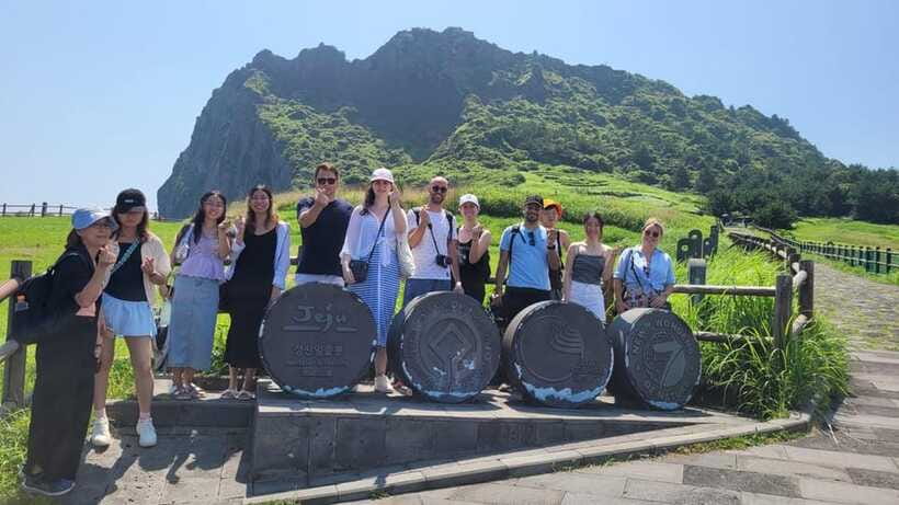 Jeju: Eastern UNESCO Sites Tour with Haenyeo Show - The ride, guide, and daily rhythm