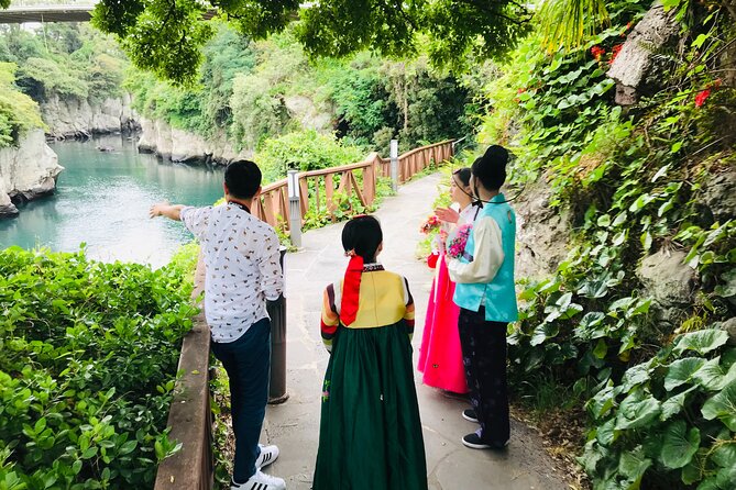[Jeju] Hanbok Private guide tour & photo session in beautiful Yongduam rock, - Key Details Before You Book