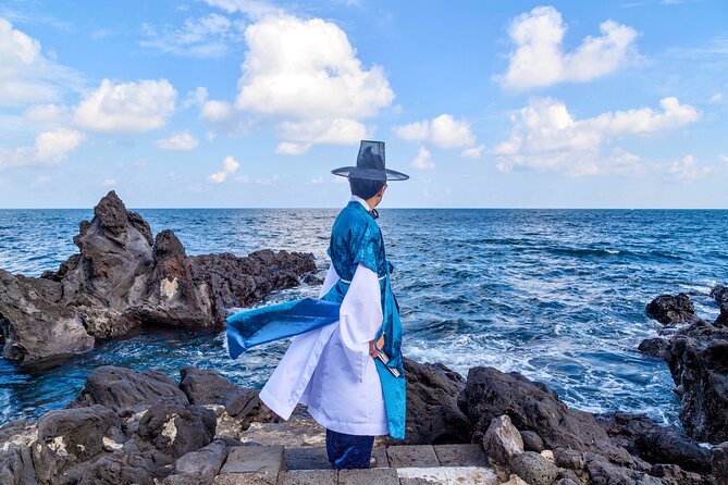[Jeju] Hanbok Private guide tour & photo session in beautiful Yongduam rock, - Is One Hour Enough?
