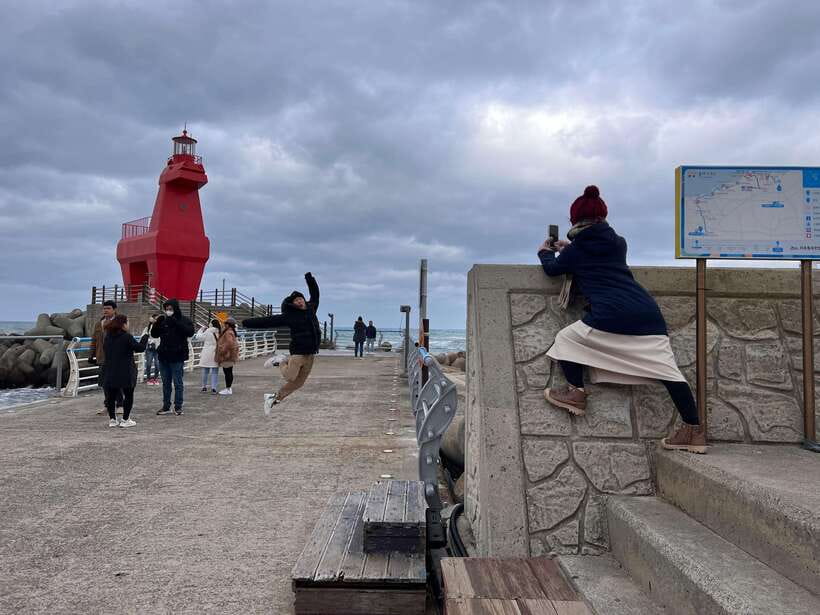 Jeju Island: Van Tour with a Guide Who Most Loves Jeju - Hamdeok closes the day with sand and sea