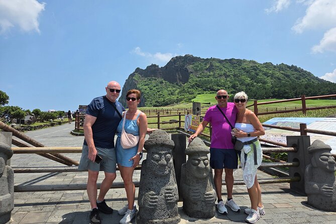 Jeju Private Taxi Tour with a Licensed English Guide-Driver - How the guide-driver shapes the experience