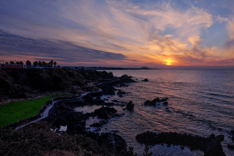 Jeju: Sunset Tour Olle Trail Walking Tour with Hotel Pickup - Route 15 links the beach with Aewol