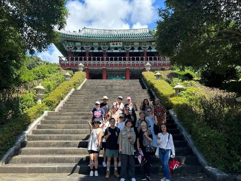 Jeju: UNESCO Day Tour for Cruise Guests - Reading the volcanic columns at Jusangjeolli Cliff