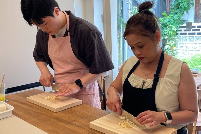 Kimchi class with Chef Hakyung near Gyeongbokgung place - Watching the Kimchi Demonstration