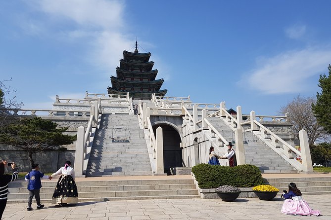 Korean Palace and Market Tour in Seoul Including Insadong and Gyeongbokgung Palace - The ginseng-center stop and Korean lunch
