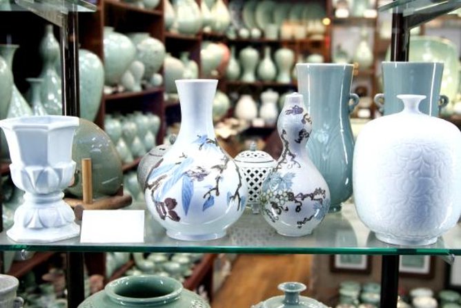 Korean Palace and Market Tour in Seoul Including Insadong and Gyeongbokgung Palace - How the guides shape the experience