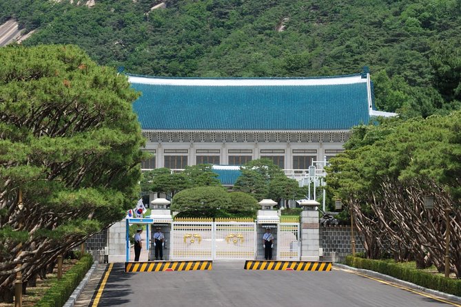 Korean Palace and Temple Tour in Seoul: Gyeongbokgung Palace and Jogyesa Temple - Passing the Blue House