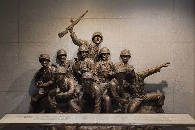 Korean War Memorial Private Guided Tour - The opening: liberation and the birth of two Koreas