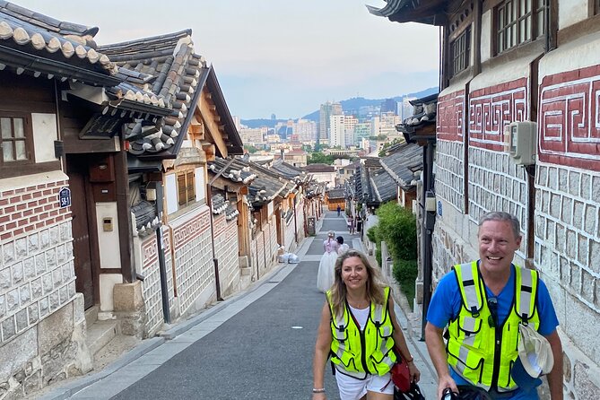 Market Food Tour & Evening E-bike Ride in Seoul - Ikseon-dong and the changing face of old Seoul