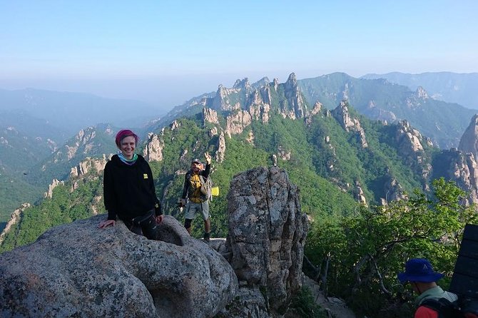 One-Day Tour for stunning Mt.Seoraksan from Seoul - Visiting Sinheungsa Temple