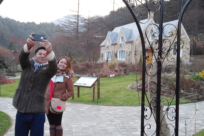 Private day tour Korea(Seoul trip) with Professional Photographer - Downtown Seoul: palaces, hanok lanes, and old market streets