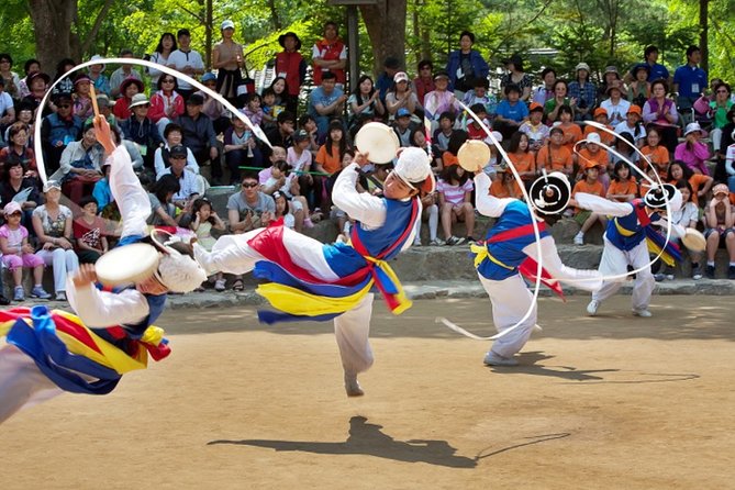 Private Korean Folk Village, Suwon Starfield Libarary&Hwaseong - Starfield Suwon Library: A modern photo stop