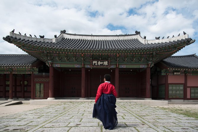 Private Palace Photo Shoot in Seoul with a Photographer - Choosing a hanbok that works in photographs
