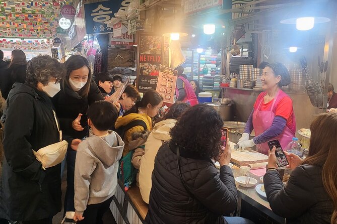 Private Seoul City Tour Palace, village, temple, market - Gyeongbokgung Palace brings Joseon Seoul to life