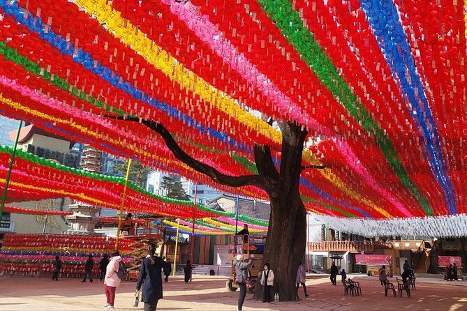 Private Seoul City Tour Palace, village, temple, market - Jogyesa Temple begins the day quietly