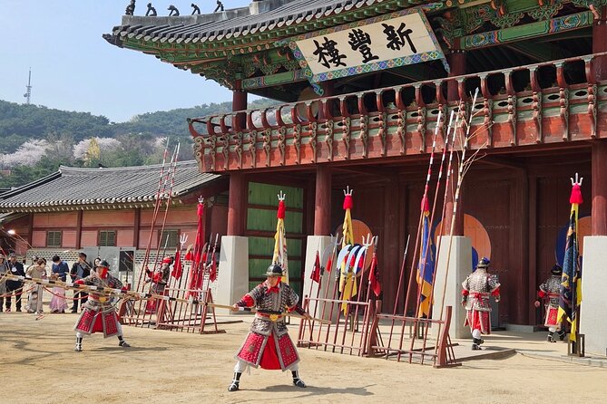 Private Tour around Suwon UNESCO Fortress and Korea Folks Village - Walking the walls of Suwon Hwaseong Fortress