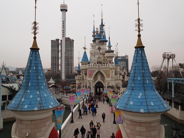 Private Tour to Lotte Tower, Aquarium and Lotte world Theme park - Starting with five hours at Lotte World