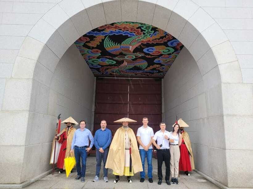 Private Van with English Speaking Guide in South Korea - Korean Folk Village and Traditional Korea