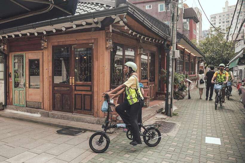 Seoul: Afternoon Ebike tour and "Happy Hour" food and drinks - Insadong Culture Street and the return route