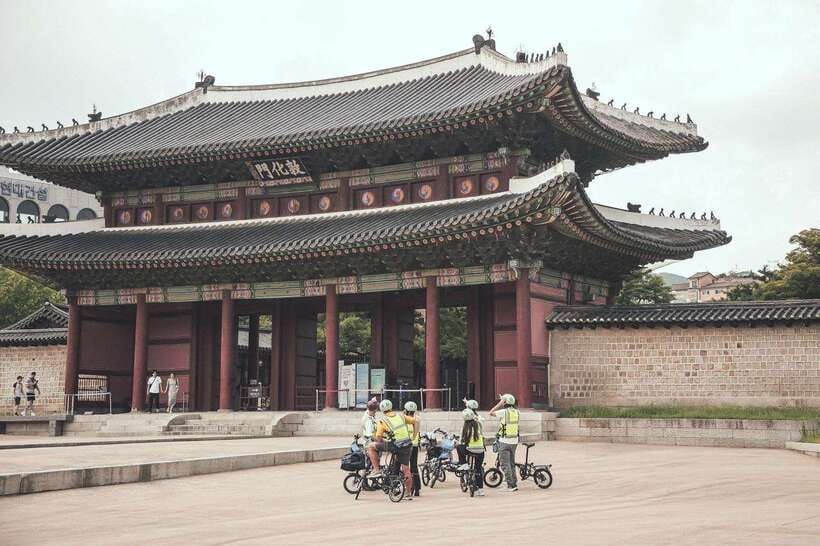 Seoul: Afternoon Ebike tour and "Happy Hour" food and drinks - Korean happy hour: chicken, beer, pancakes, or makgeolli