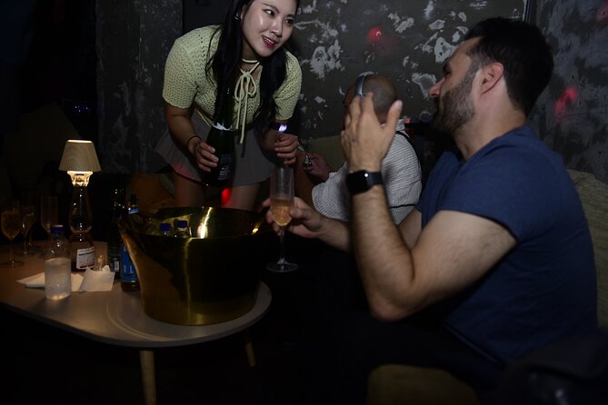Seoul: Apgujeong Premium Pub Crawl with VIP Bottle Service - Guides, group mood, and the social side