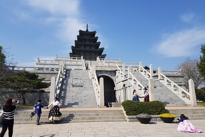 Seoul City Sightseeing Tour Including Gyeongbokgung Palace, N Seoul Tower, and Namsangol Hanok Village - Gyeongbokgung Palace and the National Folk Museum