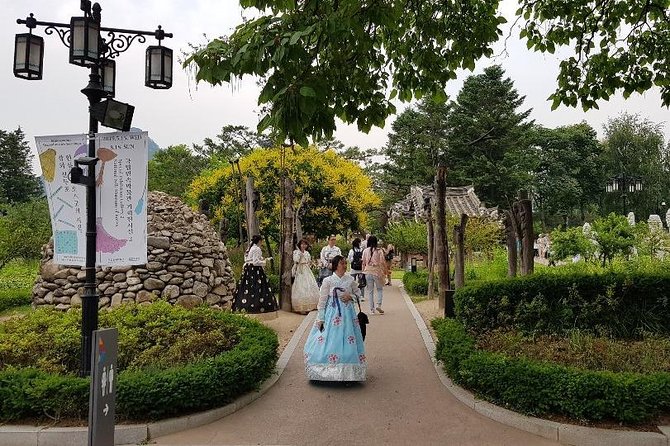 Seoul City Walking Private Tour (3hours) - What the guides add to the experience