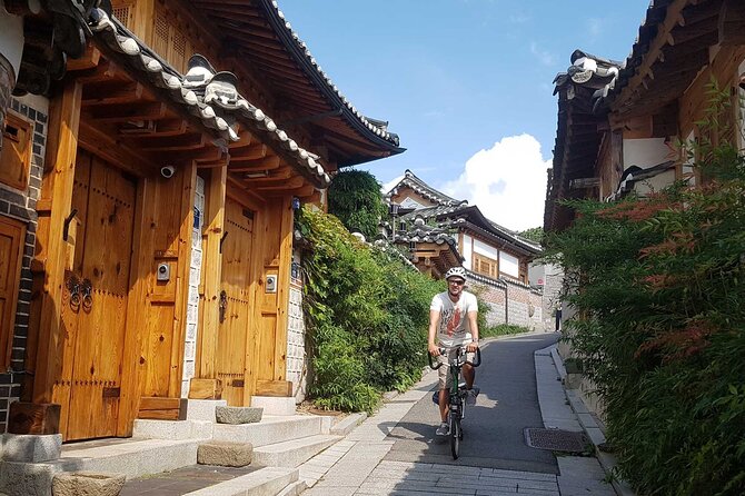 Seoul E-bike Tour - Starting at Jongno with a careful bike fitting